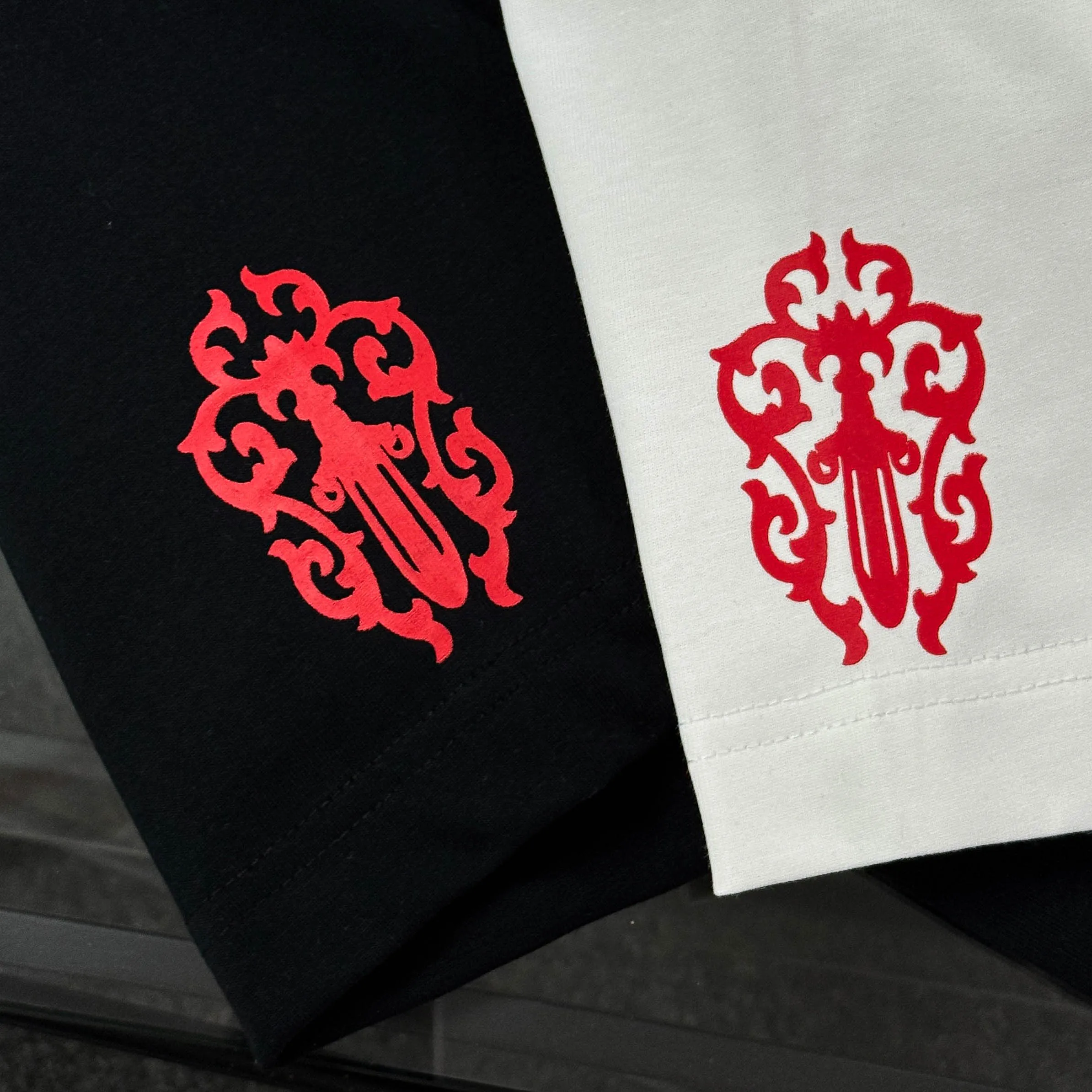 P170 Chrome Hearts 25 high-end versions. The fabric is made of 300 grams of high-density pure cotton. It does not deform or shrink. It has three labels. It is the same style for men and women. Technology: suede foaming + digital printing. Color: white, black. SIZE: S-XL.